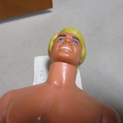 Lot 189 - Barbie & Ken Dolls & Toys - Storage Case & Cloths 