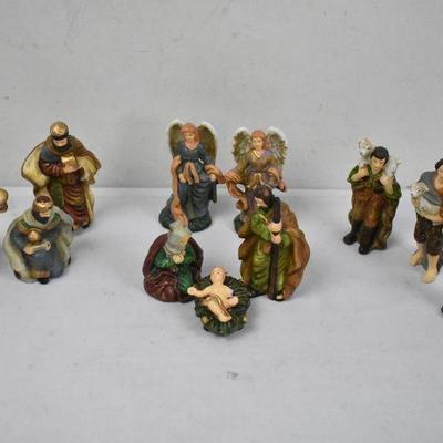 11 Piece Porcelain Nativity Set: Jesus has broken arm