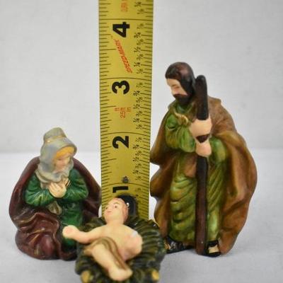 11 Piece Porcelain Nativity Set: Jesus has broken arm
