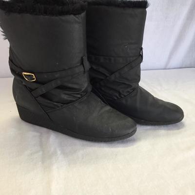 Lot 139 - Large Lined Footwear Collection
