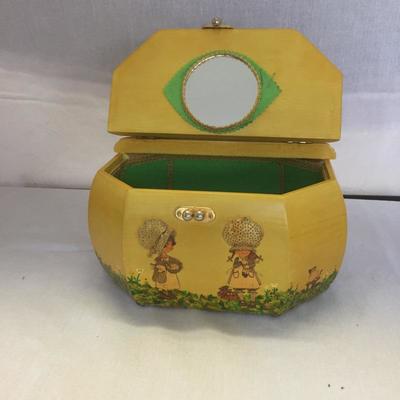 Lot 166 - Decoupage Decor