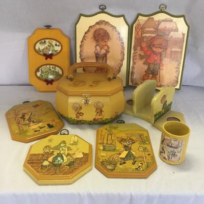Lot 166 - Decoupage Decor