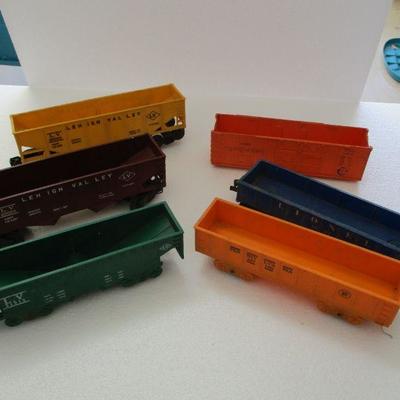 Lot 198 - Lionel Train Cars & Parts