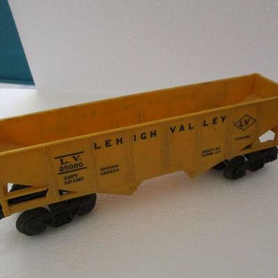 Lot 198 - Lionel Train Cars & Parts