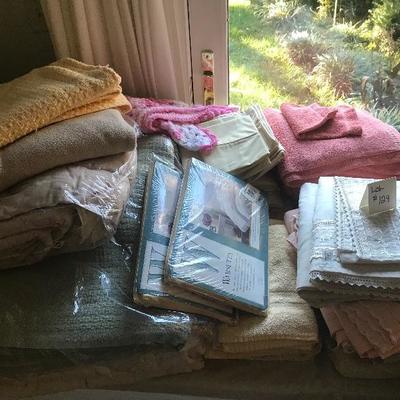 Lot # 129 Lot of bed linens and towels 