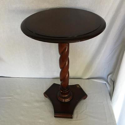  Lot 213 - Tiffany Style Lamp & More