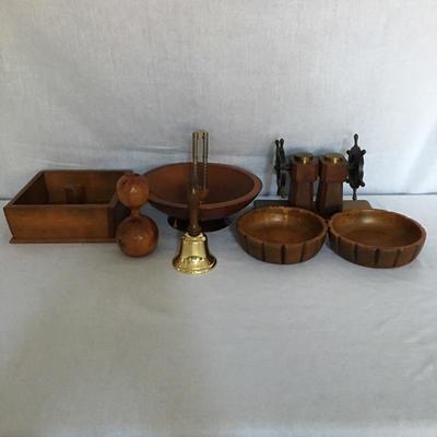 Lot 219 - Wooden Decor