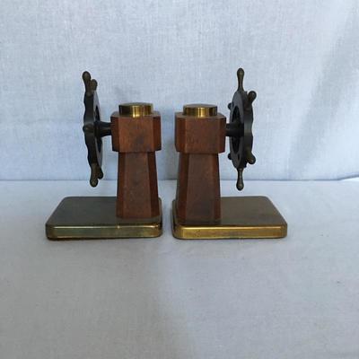 Lot 219 - Wooden Decor