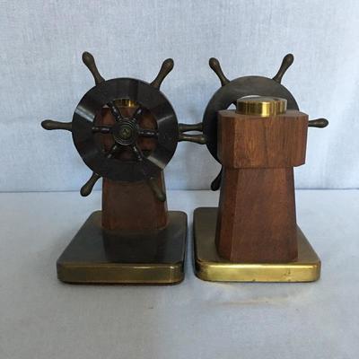 Lot 219 - Wooden Decor