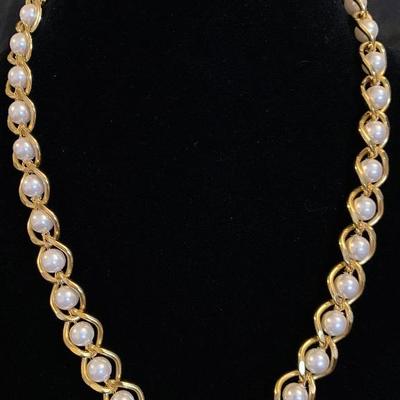 New Faux Pearl & Gold Necklace