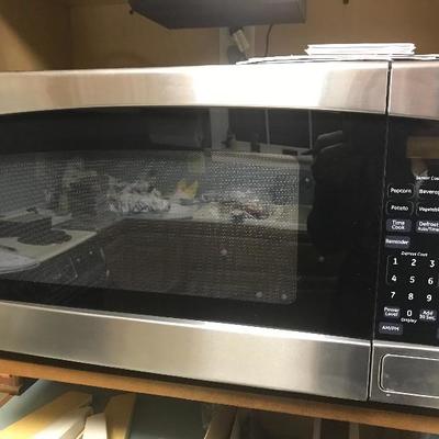 Lot # 181 GE Microwave oven