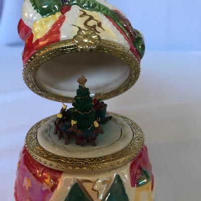 Lot 246 - Mr. Christmas Music Box Collection