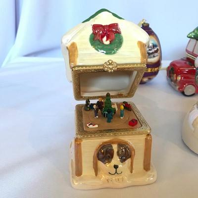 Lot 246 - Mr. Christmas Music Box Collection