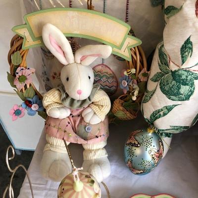 Lot 251 - Easter Decor