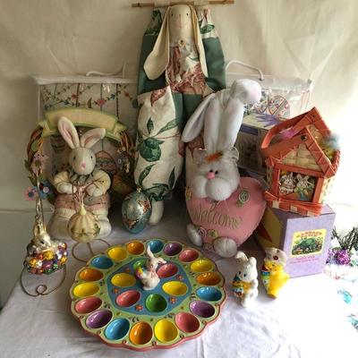 Lot 251 - Easter Decor