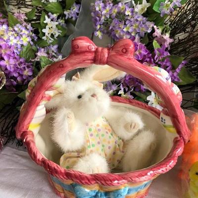 Lot 251 - Easter Decor