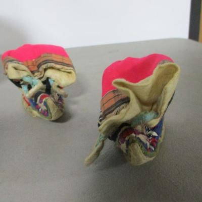 Lot 20 - Famille Rose Chinese Porcelain Plate & Shoes