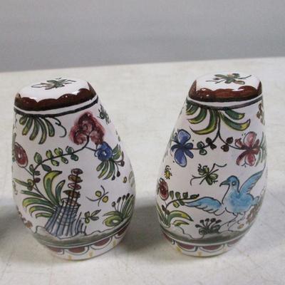Lot 25 - Salt & Pepper Shakers