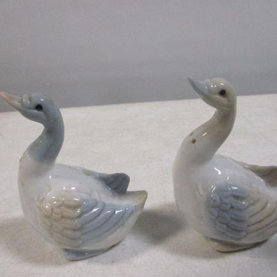 Lot 25 - Salt & Pepper Shakers