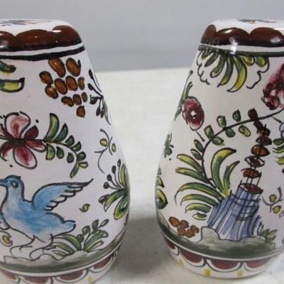 Lot 25 - Salt & Pepper Shakers