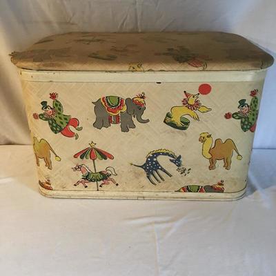 Lot 290 - Vintage Child Decor