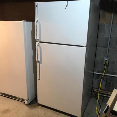 Lot 312 - GE Refrigerator 