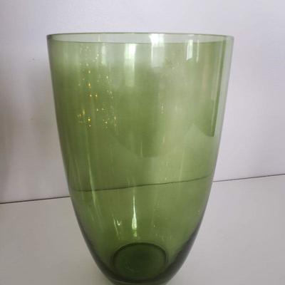 2 vases - 1 green, 1 clear