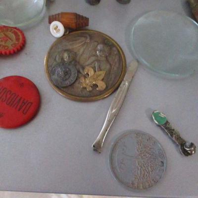 Lot 202 - Junk Drawer Items