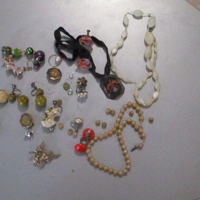 Lot 203 - Costume Jewelry 