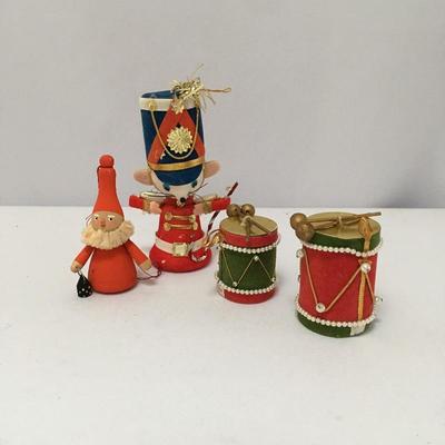  Lot 44 - Vintage Christmas Ornaments