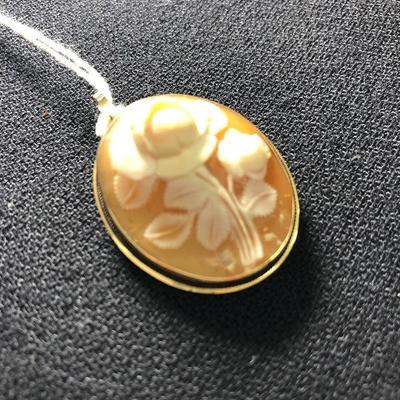 Lot 46 - Solid 14K Gold & Genuine Cameo Hand Carved Genuine Shell Frame Pendant