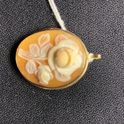 Lot 46 - Solid 14K Gold & Genuine Cameo Hand Carved Genuine Shell Frame Pendant