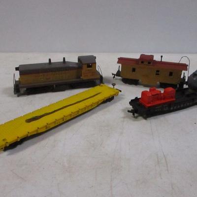Lot 136 - Revell HO Scale Train Engine Caboose