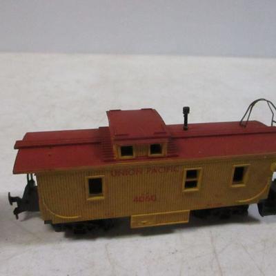 Lot 136 - Revell HO Scale Train Engine Caboose