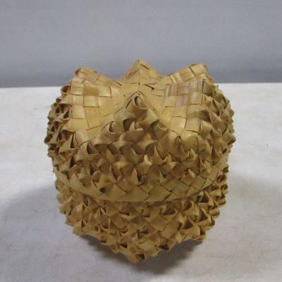 Lot 180 - Baskets & Woven Platters - Figures