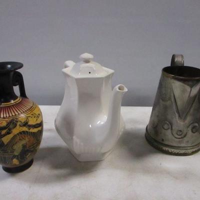 Lot 185 - Home Decor Items