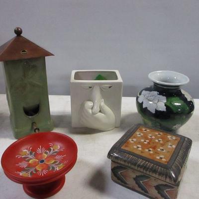 Lot 198 - Fitz & Floyd Tissue Holder - Bird Feeder