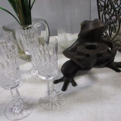 Lot 205 - Home Decor Items