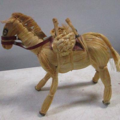 Lot 205 - Home Decor Items