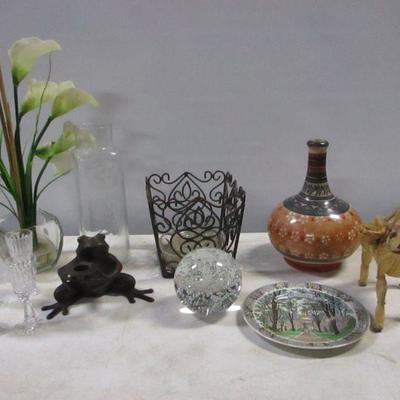 Lot 205 - Home Decor Items
