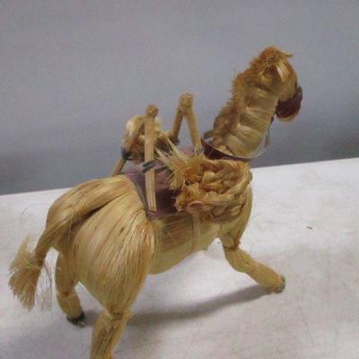 Lot 205 - Home Decor Items