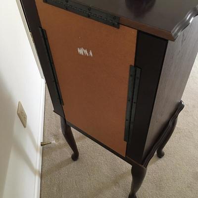 Lot 106 - Jewelry Box & Contents