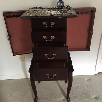Lot 106 - Jewelry Box & Contents