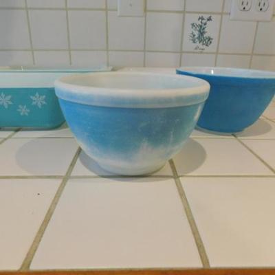 Set of Vintage Pyrex Baking Dishes and Mixing Bowls Various Sizes (See all Pictures)