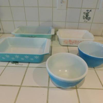 Set of Vintage Pyrex Baking Dishes and Mixing Bowls Various Sizes (See all Pictures)