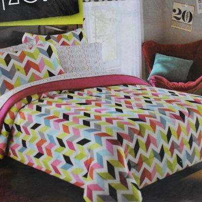 Queen Size 7 Pc Bedding Set: Bright Chevron Bed in a Bag, $50 Retail - New