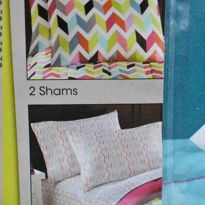 Queen Size 7 Pc Bedding Set: Bright Chevron Bed in a Bag, $50 Retail - New