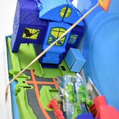 Hot Wheels Bat Manor Attack Play Set - Open, Works