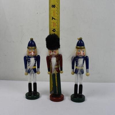 5 Nutcrackers: 2 Tall, 3 Short