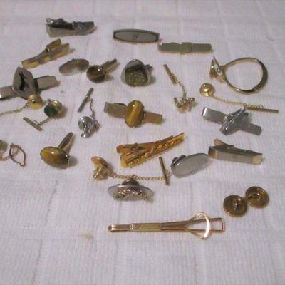 Lot 230 - Costume Jewelry - Tie Clasp 